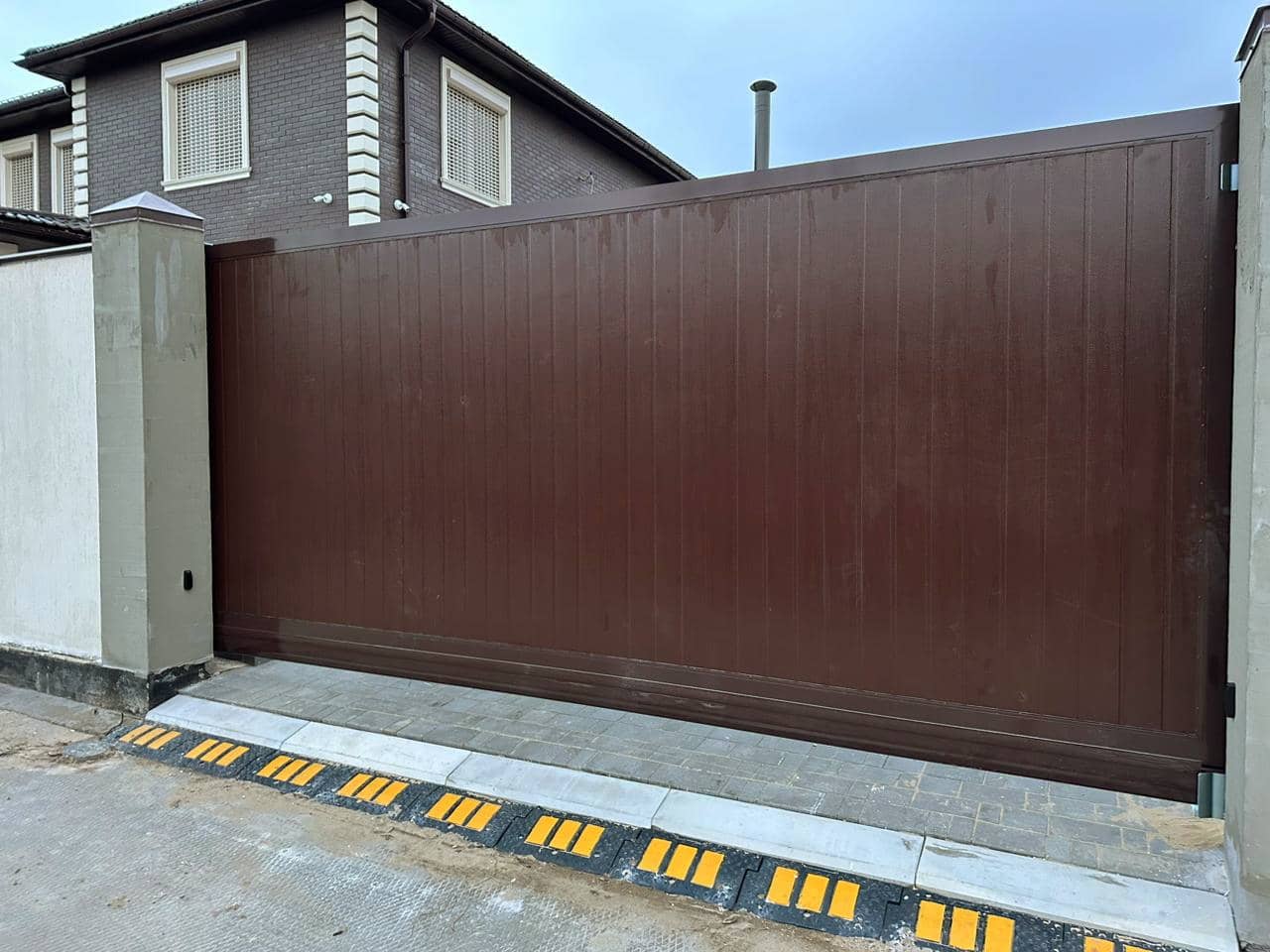 Уличные ворота DoorHan в Петрозаводске с установкой